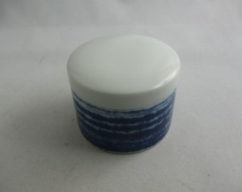 Rosenthal Alemania studio-line. Caja de tapa mágica y pequeña. Probablemente porcelana de la década de 1970. Arte Moderno / Op Art. VENDIMIA