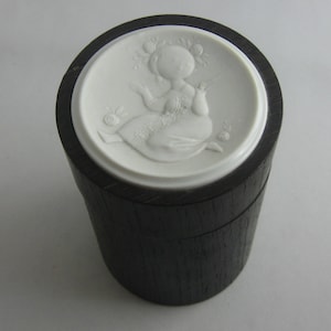 Rosenthal Domus. Noble wooden box with decorative plaque / porcelain relief by Bjorn Wiinblad. Height 11.5 cm / diameter 7.5 cm. VINTAGE