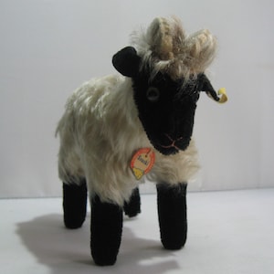 Original Steiff 1317.00 plush toy Snucki mountain sheep. H 17 cm. With chest tag, button and tag. Made in Germany. 1959 to 1967. Vintage