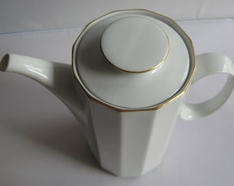 ドイツのローゼンタールのスタジオライン。多角形の形状。装飾: 白に金の縁。デザインはタピオ・ヴィルカラ。 1リットルのコーヒーポット。高さ約22cm。ビンテージ