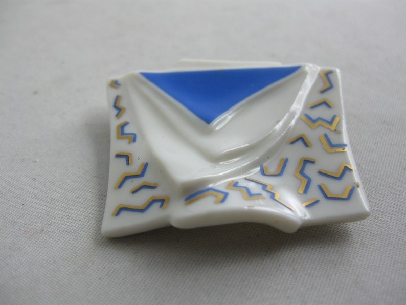 Design: Prof noble porcelain brooch Klaus Dombrowski Hutschenreuther Germany ART Brilliant blue and gold on white Enchanting VINTAGE