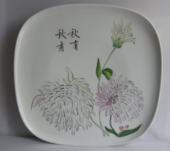 ROSENTHAL Handmalerei München Germany. Prunkteller mit Japanischen Schriftzeichen und Chrysanthemen. Ca. 30 cm. 1950er / 60er Jahre VINTAGE