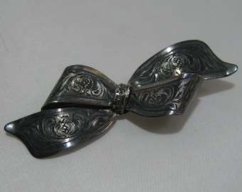 Zauberhafte ART DÉCO Brosche Schleife aus Silber. 900 Handarbeit TM Theodor Müller Weimar. Ca. 7,5 cm x 2,5 cm. 1930er Jahre Vintage Schmuck