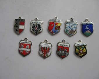 Eén van (slechts) 4: Wapenbedeltje voor een bedelarmband. Oostenrijk. Zilver (800 Ag) en emaille. Vintage souvenir