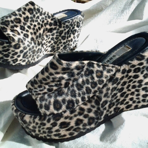 90s Fuzzy Leopard Platform Wedge Sandals / 7