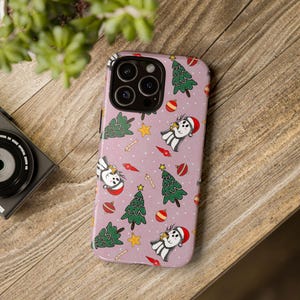 Custodia rigida per albero fantasma di Natale, custodia per telefono con sfondo rosa con ornamenti natalizi, guscio protettivo invernale festivo, regalo unico per lo spirito natalizio,