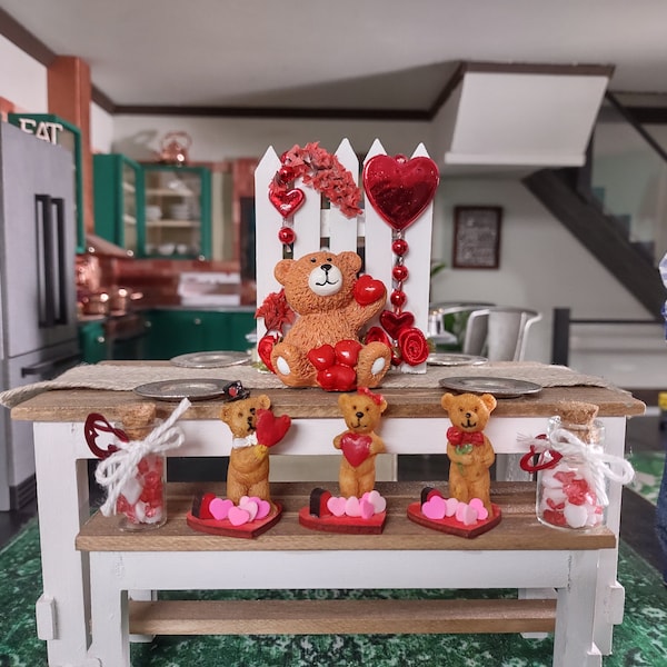 Dollhouse 1 12 scale Valentine's Day decor