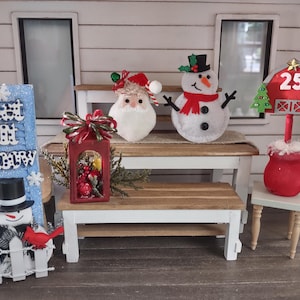 Casa de muñecas a escala 1/12, almohadas navideñas con persianas, faroles y topiarios