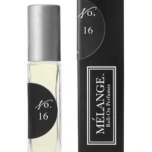 Könnte beinhalten: Eine schwarze und silberne Roll-on-Parfümflasche mit dem Text "No. 16" auf der Flasche und der Schachtel. Die Schachtel ist mit "Melange Roll-On Perfumes" beschriftet.