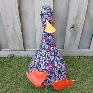 クールなカナードドアストッパー/ブックエンド。ブルーとピンクの花柄 - DIY 面白いドアストッパー アヒル デコレーション 新築祝い - ユニークなギフト - 楽しいギフト - 家のアクセント