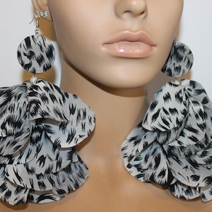 アニマルプリント生地の花びらイヤリング| ロングダングルイヤリング| ユニークなイヤリング| 大きな軽量イヤリング| シックなスタイルのイヤリング