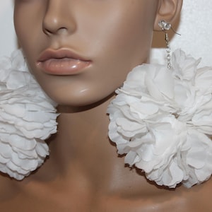 White flowers large wire hoop pierced fashion earrings| Diva earrings| Tropical earrings| Flower hoop earrings| White earrings| Lei flowers