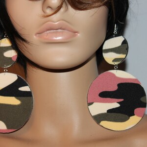Pendants d'oreilles en tissu imprimé camouflage multicolore | Boucles d'oreilles en bois| Boucles d'oreilles Diva| Boucles d'oreilles militaires| Boucles d'oreilles BOLD| Boucles d'oreilles clip