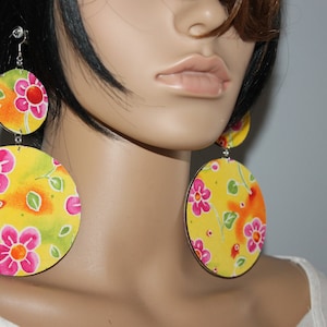 Bunte Blumen Print Stoff Ohrringe | Ohrringe aus Holz | Diva Ohrringe | Statement Ohrringe | BOLD Statement Ohrringe | Ohrclips