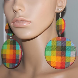 Orecchini in tessuto con stampa a blocchi colorati/ Orecchini multicolori/ Orecchini in legno/ Orecchini audaci/ Orecchini Diva/ Orecchini GRANDI/ Orecchini alla moda
