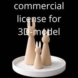 Op de afbeelding: Drie beige konijnenbeeldjes van verschillende groottes staan op een witte, ronde schaal. De tekst "commercial license for 3D-model" staat over de afbeelding. De konijnen hebben lange oren en geplooide lichamen.