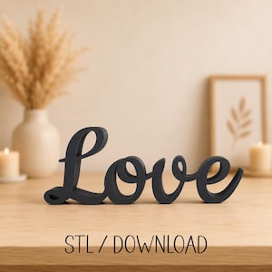 Op de afbeelding: Een matzwart, driedimensionaal scriptbord met het woord "Love" in een cursief lettertype. Het object is een vrijstaand decoratief stuk met een platte basis, en de tekst "STL / DOWNLOAD" staat in het zwart onderaan de afbeelding.
