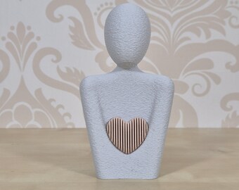3D-printed Minimalist Figurine with Heart – Symbolic Design