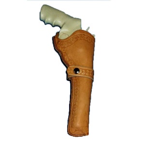 Op de afbeelding: Een bruine leren holster met een riemband en een wit pistool erin.