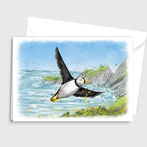 Biglietto d'auguri A6 con illustrazione della fauna selvatica ad acquerello - Puffin che sorvola Lundy Island - di Emily Hocking Art
