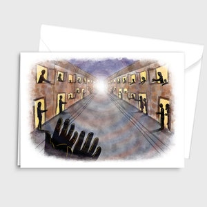 Op de afbeelding: Een aquarel schilderij van een straat die is omzoomd door gebouwen. De ramen van de gebouwen zijn verlicht en mensen kijken eruit. De straat is leeg en er zijn twee handen die vanuit de onderkant van het beeld reiken.