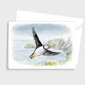 Biglietto d'auguri A5 con illustrazione della fauna selvatica ad acquerello - Puffin che sorvola l'isola di Lundy - di Emily Hocking Art