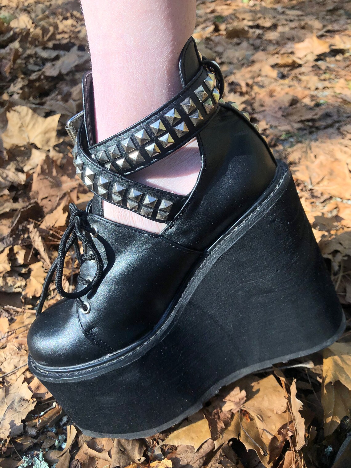 demonia swing pink