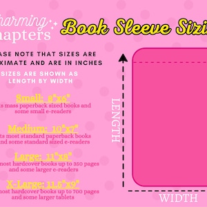 Peut inclure: Un guide des tailles de pochettes de livres roses avec le texte "Charming Chapters" et "Book Sleeve Sizing". Le guide r&eacute;pertorie les tailles : Small (20cm x 15cm), Medium (25cm x 18cm), Large (28cm x 20cm) et X-Large (29cm x 23cm). Il comprend &eacute;galement un sch&eacute;ma montrant la longueur et la largeur.