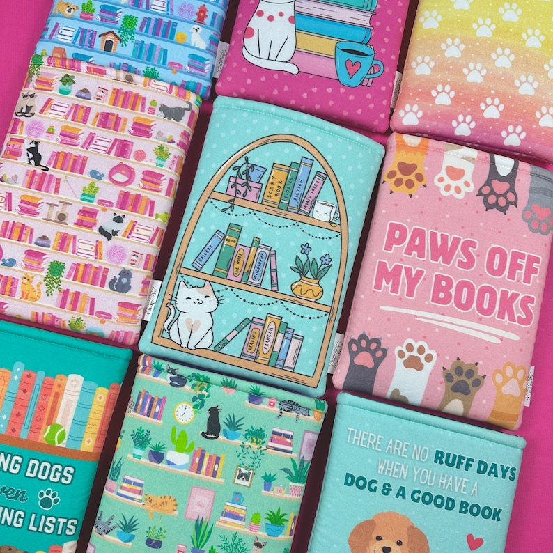 Peut inclure: Plusieurs prot&egrave;ge-livres avec des motifs vari&eacute;s. Certains pr&eacute;sentent des chats, des &eacute;tag&egrave;res et des empreintes de pattes. L'un d'eux porte l'inscription "PAWS OFF MY BOOKS". Un autre dit "THERE ARE NO RUFF DAYS WHEN YOU HAVE A DOG & A GOOD BOOK".