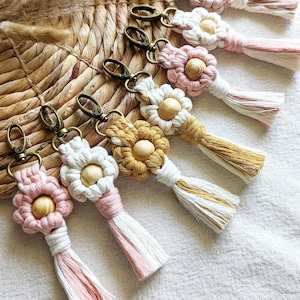 Macrame Daisy Keychain: Boho Bag Charm with Antique Bronze Hardware