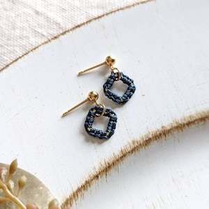 Puces d&#39;oreilles en macramé bleu : pendantes carrées, hypoallergéniques