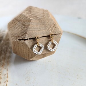 Puces d&#39;oreilles en macramé faites main : carré délicat, plaqué or 24 carats