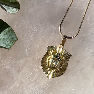 Collar de medallón de escarabajo de oro / amuleto de protección egipcio / encanto metafísico místico / capas de collar para mujeres y hombres