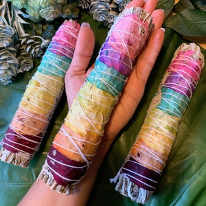 GRANDE SAUGE FLORALE | Lot de 7 po. de sauge blanche avec roses | Bâton de maculage floral | 7 chakras sauge | Cérémonie, rituel, autel de méditation | Rose maya