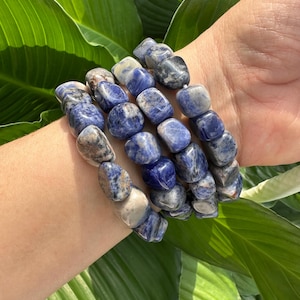 Peut inclure: Un ensemble de quatre bracelets en perles de pierres pr&eacute;cieuses bleues et blanches. Les perles sont de forme irr&eacute;guli&egrave;re et ont une finition polie.