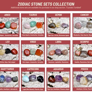 Puede incluir: Colecci&oacute;n de conjuntos de piedras zodiacales con tres piedras pulidas para cada uno de los doce signos astrol&oacute;gicos. Cada conjunto est&aacute; etiquetado con el nombre del signo y los nombres de las piedras incluidas.
