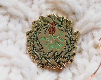 Christmas wreath | Enamel pin Gold, holiday wreath mistletoe, Cold weather accessories, hygge, Birthday gift for her, stocking stuffer