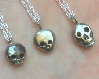 Collar demi / Colgante de calavera de plata de ley ecológica con huesos / Pequeños collares de calavera / Regalo de Navidad para ella / Accesorios para clima frío
