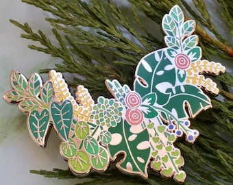 Plant bunting enamel pin big, plant lover gift, monstera variegata, Winter wreath, Cold weather accessories, succulent pin