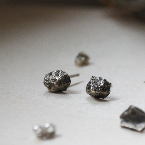 Ekologiska örhängen i sterlingsilver med sten, naturliga örhängen, omaka nålar, handgjorda vintersmycken | Accessoarer i kallt väder