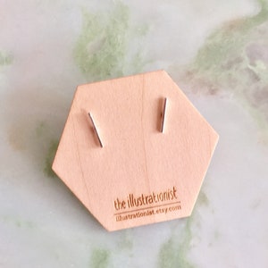 Toni-oorbellen | Eco-oorbellen van sterlingzilver met T-staaf | Roségouden lijn | Zwarte staafpinnen | Accessoires voor koud weer