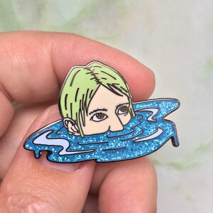 Broche de esmalte de bruxa do mar | Presente de Natal, broche de Natal assustador, Item feito à mão mais vendido, Acessórios para clima frio, Presente de aniversário