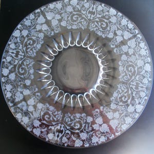 New Martinsville Florentine Large Torte Plate image 2