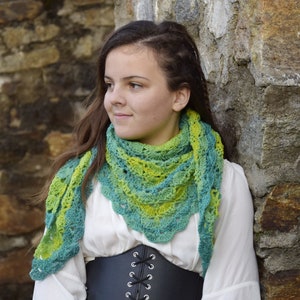 OFERTA + VERDE + Bufanda de crochet con un gran patrón en un gran degradado de color verde y 1,60 cm de luz, hecha a mano, estola de crochet, pañuelo