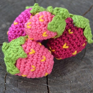 CROCHET PATTERN + STRAWBERRIES + crochet, key chain, play kitchen or grocery store, crochet fruits, in German