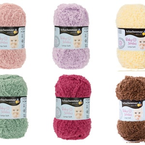 Può includere: Sei gomitoli di lana in vari colori, tra cui rosa, viola, giallo, verde, rosso e marrone. Ogni gomitolo ha un'etichetta che recita "Schachenmayr Baby Smiles Lenja Soft".