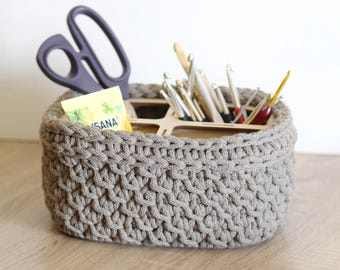 Utensil holder with wooden base & 4 compartments – handmade storage in crochet style in various designs and colors. Pencil case.