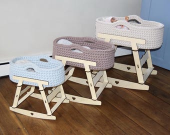 1:12 Puppenhausmöbel Babybett Aus Holz - Miniatur Krippe Mit Bettwäsche Für Puppen & Deko