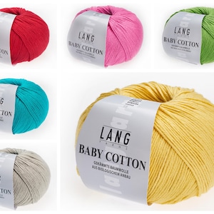 Könnte beinhalten: Eine Sammlung von Lang Yarns Baby Cotton Garnspulen in verschiedenen Farben, darunter Rot, Rosa, Grün, Türkis, Gelb und Grau. Das Garn besteht aus Bio-Baumwolle und eignet sich zum Stricken und Häkeln von Babyartikeln.