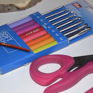 Wool crochet hook sets from Prym, new design and fresh colors. Wool crochet hook set, soft grip, 2-6 mm, item number 195970